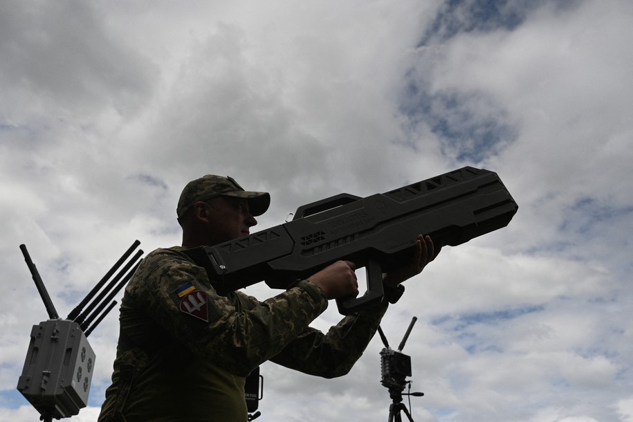 A Ukrainian serviceman tests an anti-drone gun during a presentation of radio-electronic warfare (WB) and radio-electronic intelligence (PER) systems of the Ukrainian company Kvertus in Lviv region on May 28, 2024, amid the Russian invasion of Ukraine. The event was organized by the charity foundation 'Zavzhdy UA' (Forever Ukraine) with the Ukrainian company Kvertus. (Photo by YURIY DYACHYSHYN / AFP) (Photo by YURIY DYACHYSHYN/AFP via Getty Images)