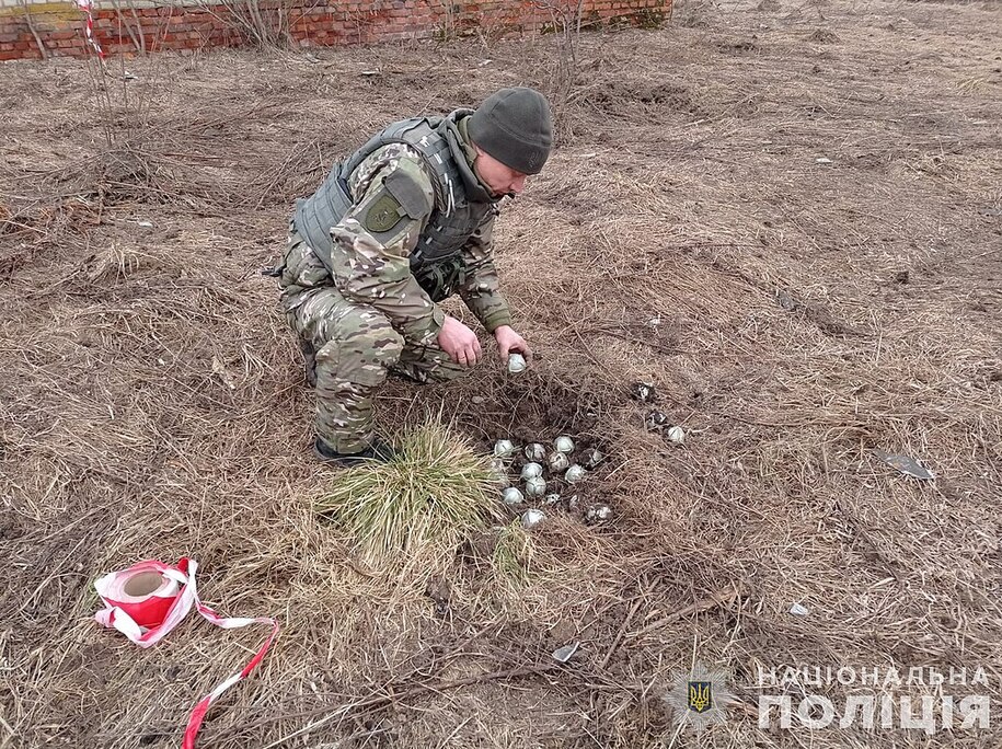 1024px-Cluster_bomblets_ShOAB-05_in_Sumy_Oblast_2024-03-05_02.jpg
